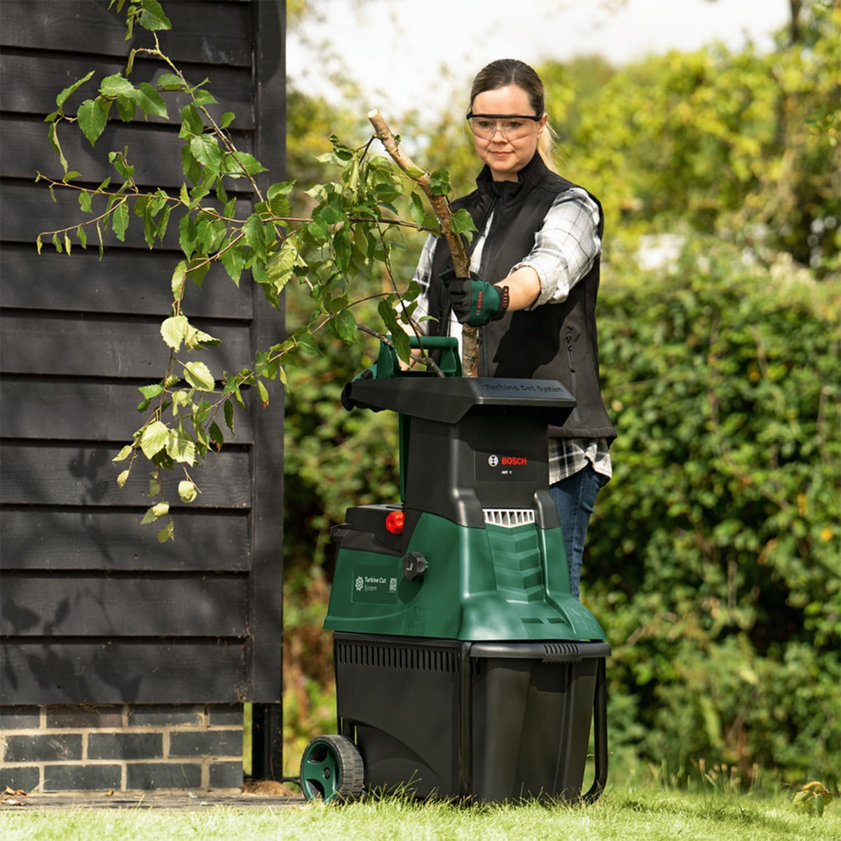 Bosch Turbinenhäcksler AXT 25 TC (2.500 W; geeignet für Holz und harte Gartenabfälle; integrierte Fangbox 53 l; in Karton)