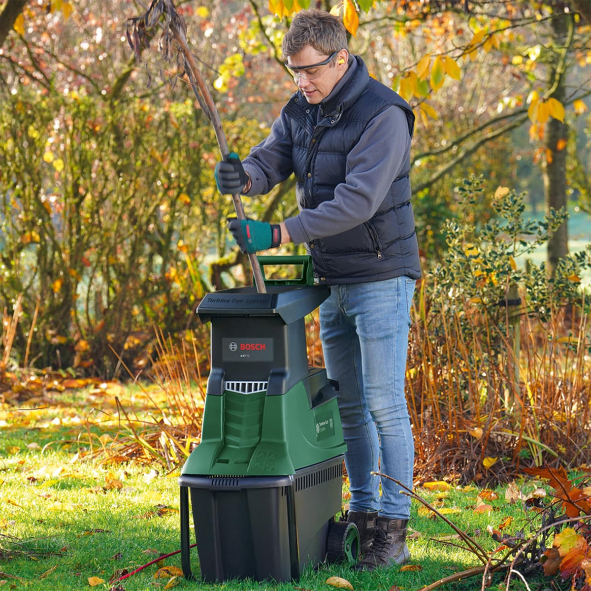 Bosch Turbinenhäcksler AXT 25 TC (2.500 W; geeignet für Holz und harte Gartenabfälle; integrierte Fangbox 53 l; in Karton)